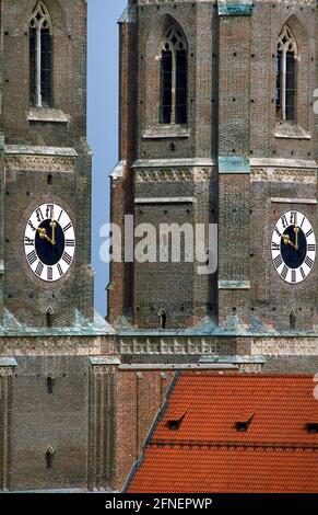 Türme der Frauenkirche (gotischer Dom und Stadtpfarrkirche zu unserer Lieben Frau) auf dem Münchner Frauenplatz. 1468 von Herzog Sigismund in Auftrag gegeben und von Jörg von Halsbach erbaut. Der Turm wurde 1488 fertiggestellt. [Automatisierte Übersetzung] Stockfoto