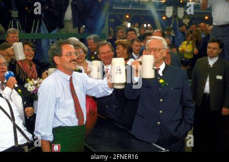 Bürgermeister Christian Ude toastet mit Premierminister Edmund Stoiber auf dem Oktoberfest in München 1999: 'Ozapft is'. [Automatisierte Übersetzung] Stockfoto
