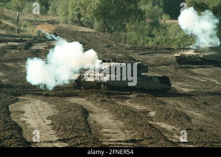 Leopard 2 Hauptkampfpanzer während einer Trainingsdemonstration an der Panzertruppenschule Münster. [Automatisierte Übersetzung] Stockfoto