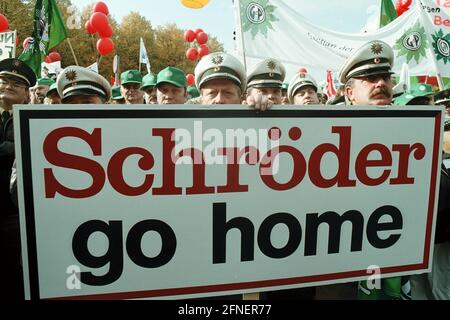 19 OCT 1999, BERLIN: Polizisten protestieren mit dem Banner "SchrÜder go Home" gegen das Sparpaket der Bundesregierung, Demonstration von DGB, DBB und ÖTV vor dem Brandenburger Tor BILD: 19991019-01/01-02 Stockfoto