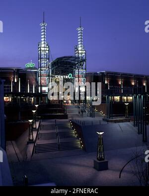 'Eingang zum Einkaufszentrum 'Centro'' in Oberhausen bei Nacht [Automatisierte Übersetzung]' Stockfoto