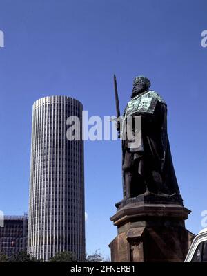 Das Hanfried-Denkmal für Kurfürst Johann-Friedrich vor dem Turm der Friedrich-Schiller-Universität (gegründet 1548). In Kürze wird jedoch die Firma Intershop Communications AG in den Turm einziehen. [Automatisierte Übersetzung] Stockfoto