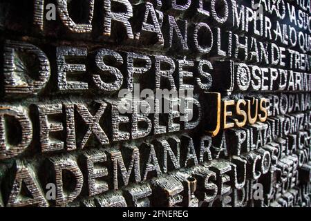 Die bronzenen Gospeltüren an der Passionsfassade der Basilika de la Sagrada Familia. Die Türen enthalten Text aus dem Neuen Testament, der die Passi darstellt Stockfoto