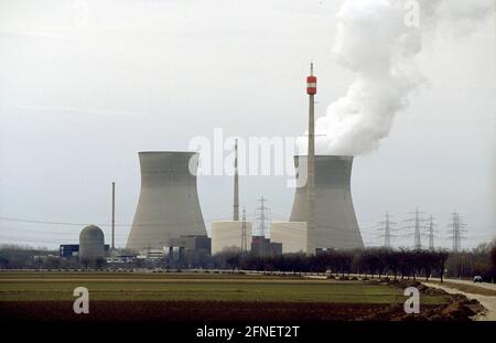 Kernkraftwerk Gundremmingen mit seinen zwei Kühltürmen. [Automatisierte Übersetzung] Stockfoto