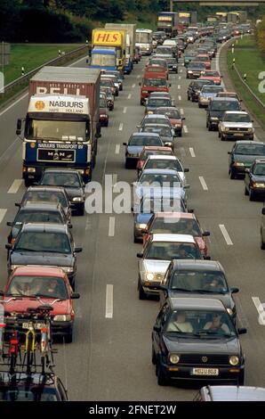 Auf allen drei Fahrspuren vor dem Hamburger Elbtunnel wird der Verkehr gesichert. [Automatisierte Übersetzung] Stockfoto