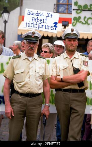 Zwei Polizisten in einem Demonstrationszug. Mit Transparenten protestieren die Teilnehmer gegen die Aktionen der SPD-Regierung im Zusammenhang mit dem Bündnis für Jobs. [Automatisierte Übersetzung] Stockfoto