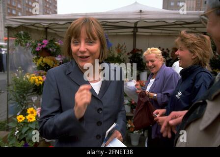 CDU-Generalsekretärin Angelika Merkel während des Europawahlkampfes auf dem Berliner Platz in Schwerin (großer Dresch) im Gespräch mit den Bürgern. [Automatisierte Übersetzung] Stockfoto