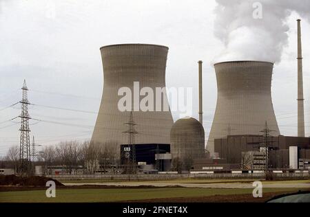 Kernkraftwerk Gundremmingen mit seinen zwei Kühltürmen. [Automatisierte Übersetzung] Stockfoto