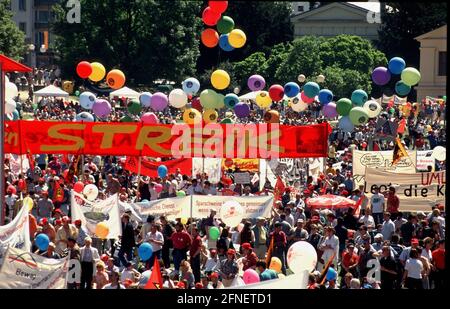 Demonstration gegen das Sparpaket der Bundesregierung in Bonn. [Automatisierte Übersetzung] Stockfoto