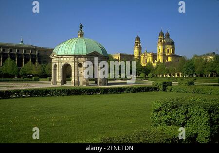 Der Diana-Tempel im Hofgarten im Zentrum von München. Im Hintergrund sieht man die Theatinerkirche. [Automatisierte Übersetzung] Stockfoto