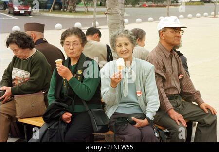 Eine Gruppe älterer Menschen im Peace Prayer Memorial Park auf Okinawa. Viele Tausende von Amerikanern und Japanern, die im Zweiten Weltkrieg ums Leben kamen, sind auf diesem Militärfriedhof im Süden der Insel begraben. Die Schlacht von Okinawa im Jahr 1945 tötete 250,000 japanische und 12,500 alliierte Soldaten. [Automatisierte Übersetzung] Stockfoto