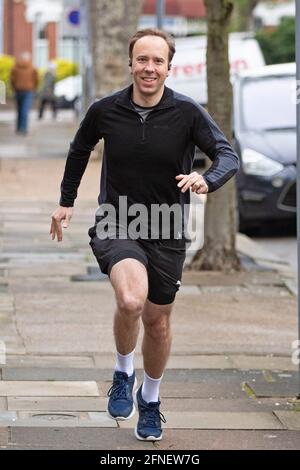 Gesundheitsminister Matt Hancock wird lächelnd gesehen, als er am 17. Mai 2021 sein Haus in West-London zum Joggen verlässt, wie die Lockdown in England herrscht. Stockfoto