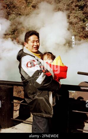 Mutter und Kind vor Umi Jigoku, einer von über zweitausend heißen Quellen im Thermalbad Beppu. [Automatisierte Übersetzung] Stockfoto