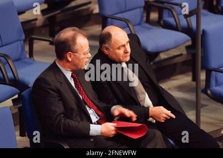 07 Okt 1999, BERLIN/DEUTSCHLAND: Rudolf Scharping, SPD, Bundesverteidigungsminister, und Rezzo Schlauch, Fraktionsvorsitzender B90/Grüne, im Gespräch, während einer Bundestagssitzung, Deutscher Bundestag, Reichstag Stockfoto