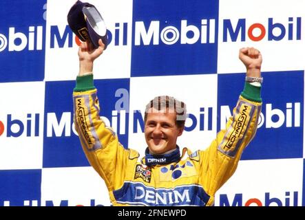 Michael Schumacher jubelte bei der Siegerehrung 1994. [Automatisierte Übersetzung] Stockfoto