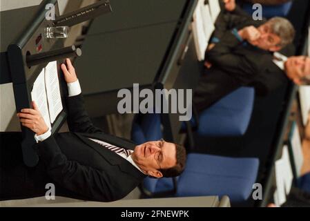 Gerhard Schröder, SPD, Bundeskanzler, während seiner Rede zur "Erklärung zur Lage der deutschen Einheit" im Deutschen Bundestag. Links im Hintergrund: Bundesaußenminister Joschka Fischer, B90/die Grünen. [Automatisierte Übersetzung] Stockfoto