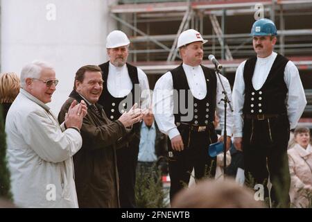 Bundeskanzler Gerhard Schröder (SPD) applaudiert den Vorarbeitern nach ihrer Rede anlässlich des Richtfest des neuen Bundeskanzleramts in Berlin. [Automatisierte Übersetzung] Stockfoto