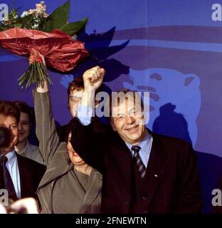 Berlins Regierender Bürgermeister Eberhard Diepgen und seine Frau Monika am Abend der Wahl zum Berliner Abgeordnetenhaus im Berliner Landtag. Andreas Schoelzel, Berlin [automatisierte Übersetzung] Stockfoto