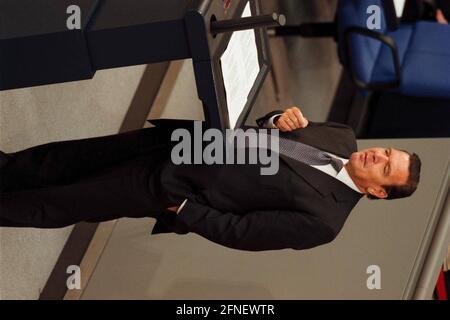 Bundeskanzler Gerhard Schröder, SPD, während seiner Rede zur Bundestagsdebatte "Haushaltsgesetz 2000" im Plenarsaal des Deutschen Bundestages. BILD: 19990916-01/01-34 [automatisierte Übersetzung] Stockfoto