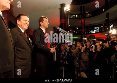 Bundeskanzler Gerhard Schröder, SPD und Pressesprecher Michael Donnermeyer beim Presseempfang anlässlich der Bundesparteikonferenz der SPD. [Automatisierte Übersetzung] Stockfoto