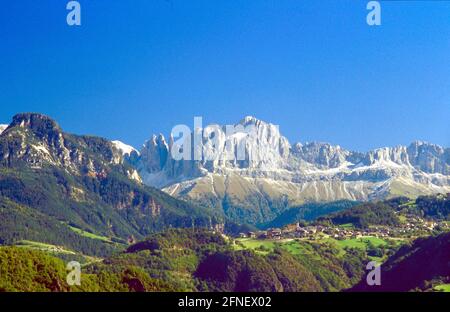 Blick auf den Rosengarten in den Südtiroler Dolomiten vom Ritten oberhalb von Bozen. [Automatisierte Übersetzung] Stockfoto