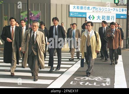 Geschäftsleute überqueren die Straße mit dem Fußgängerüberweg in Tokio. [Automatisierte Übersetzung] Stockfoto