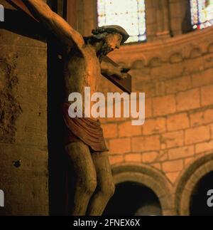 Skulptur: Christus am Kreuz/Kreuz (12./13. Jahrhundert, Holz) in der Basilika Paray-le-Monial, Briounais/Südburgund in Frankreich (9. Jahrhundert). [Automatisierte Übersetzung] Stockfoto