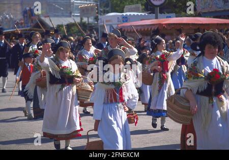 Traditionelle Trachtenparade zur Eröffnung des Oktoberfestes in München (1999). [Automatisierte Übersetzung] Stockfoto