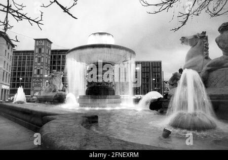 Der Wittelsbacher Brunnen am Lenbachplatz in München, erbaut von Adolf von Hildebrand zwischen 1893 und 1895. [Automatisierte Übersetzung] Stockfoto