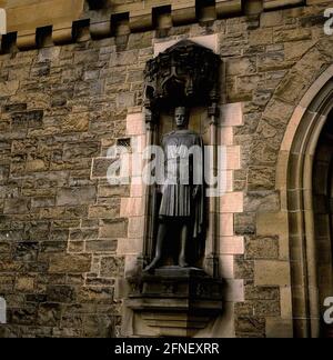 Schottland: Bronzeskulptur mit dem schottischen Nationalhelden Robert the Bruce am Eingang zum Schloss in Edinburgh. Das Schloss, das auf einem hohen Felsen über der Stadt thront, wurde Ende des 11. Jahrhunderts zum Sitz schottischer Könige. [Automatisierte Übersetzung] Stockfoto