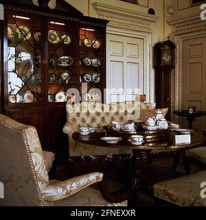 Schottland: Teestube mit Möbeln aus dem 18. Jahrhundert im Blair Castle in der Nähe von Pitlochry. Sevres Porzellansammlung. [Automatisierte Übersetzung] Stockfoto