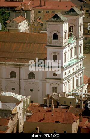 Die ehemalige Jesuitenkirche St. Michael mit Doppelturmfassade wurde 1665-1677 erbaut. Der Baumeister war ein Mitglied der Familie Carlone. [Automatisierte Übersetzung] Stockfoto