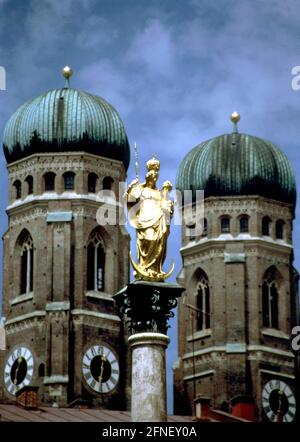 Türme der Frauenkirche (gotischer Dom und Stadtpfarrkirche zu unserer Lieben Frau). 1468 von Herzog Sigismund in Auftrag gegeben und von Jörg von Halsbach erbaut. Der Turm wurde 1488 fertiggestellt. Im Vordergrund die marianische Säule mit der vergoldeten Statue der Jungfrau Maria. [Automatisierte Übersetzung] Stockfoto