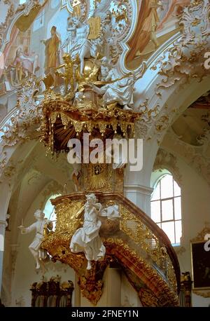 Kanzel in der ehemaligen Augustiner-Chorherrenkirche Mariä Geburt in Rottenbuch, geschaffen vom Weilheimer Bildhauer Franz Xaver Schmödl. [Automatisierte Übersetzung] Stockfoto