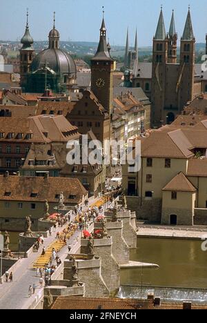 Würzburg von oben: Blick auf die alte Mainbrücke, im Hintergrund das Rathaus, den Dom zu St. Kilian, Neumünster und Marienkapelle. [Automatisierte Übersetzung] Stockfoto