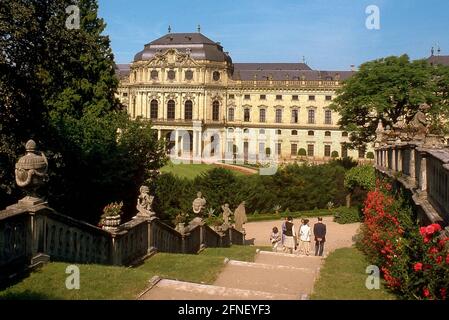 Die Gartenseite der Residenz in Würzburg, ehemals Sitz der Fürstbischöfe. Unter Johann Philipp Franz von Schönborn begann der Architekt Johann Balthasar Neumann 1719/20 mit dem Neubau. Die Residenz ist ein bedeutendes Werk des deutschen Barock mit einzigartiger Ausstattung. [Automatisierte Übersetzung] Stockfoto