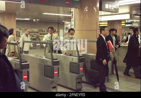 Eingangsbarrieren in der U-Bahn von Tokio. [Automatisierte Übersetzung] Stockfoto