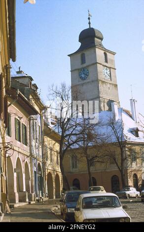 Der kleine Ring in Sibiu (Hermannstadt) mit Blick auf den Rathausturm. [Automatisierte Übersetzung] Stockfoto