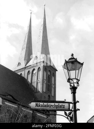 Die Nikolaikirche im Nikolaiviertel - ein Wahrzeichen des alten Berlins. Am ältesten Siedlungsort steht die Nikolaikirche. Die spätgotische Backsteinhalle mit drei Schiffen wurde 1470 fertiggestellt und prägt noch heute das Gebiet zwischen Spandauer Straße, Molkenmarkt, Mühlendamm, Spreeufer und Rathausstraße als herausragendes Gebäude. Das ursprüngliche Gebäude wurde um 1230 errichtet und war dem Heiligen Nikolaus, dem heiligen der Seeleute und Kaufleute, geweiht. Während des Zweiten Weltkriegs wurde die Kirche schwer beschädigt und die reiche Inneneinrichtung fiel dem Bombenangriff zum Opfer. Heute die Kirche, die war Stockfoto