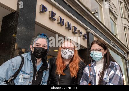 Cork, Irland. Mai 2021. Penneys Bekleidungsgeschäfte im ganzen Land haben heute Morgen wieder geöffnet. Vor der Patrick Street, Cork, standen seit 6 Uhr morgens Schlange und zuerst standen Aoife Doyle, Jessica Deane und Aoife Stack, alle von Carrigaline. Quelle: AG News/Alamy Live News Stockfoto