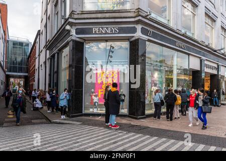 Cork, Irland. Mai 2021. Penneys Bekleidungsgeschäfte im ganzen Land haben heute Morgen wieder geöffnet. Die Schlange vor der Patrick Street, Cork Store begann um 6 Uhr morgens. Quelle: AG News/Alamy Live News Stockfoto