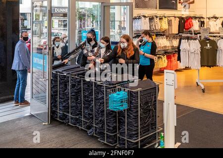 Cork, Irland. Mai 2021. Penneys Bekleidungsgeschäfte im ganzen Land haben heute Morgen wieder geöffnet. Die Schlange vor der Patrick Street, Cork Store begann um 6 Uhr morgens. Quelle: AG News/Alamy Live News Stockfoto