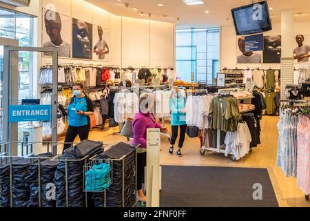 Cork, Irland. Mai 2021. Penneys Bekleidungsgeschäfte im ganzen Land haben heute Morgen wieder geöffnet. Die Schlange vor der Patrick Street, Cork Store begann um 6 Uhr morgens. Quelle: AG News/Alamy Live News Stockfoto