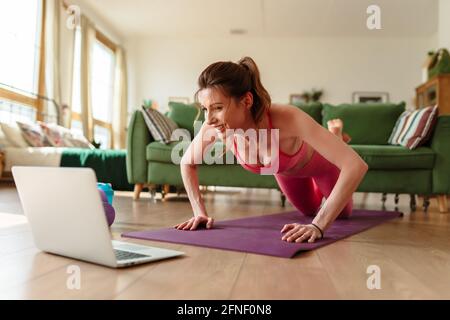 Die junge Frau ist zu Hause fit. Stockfoto