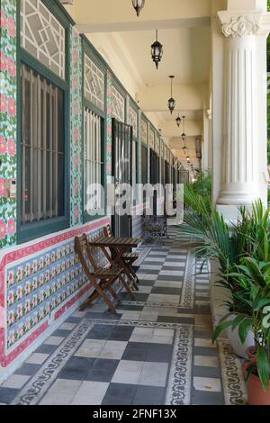 Fünf Meter lange Passage entlang einer Reihe von erhaltenen Terrassenhäusern aus der Vorkriegszeit im chinesischen Barockstil mit neoklassizistischen & Peranakan-Elementen, Petain Road, S'Pore Stockfoto