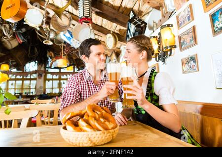 Paar, trinken Weißbier im bayerischen restaurant Stockfoto