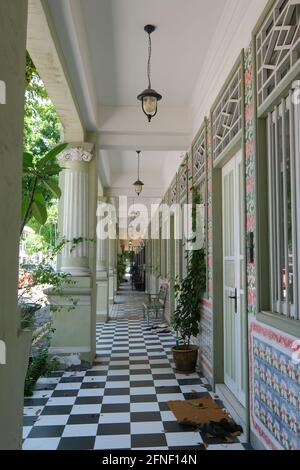 Fünf Meter lange Passage entlang einer Reihe von erhaltenen Terrassenhäusern aus der Vorkriegszeit im chinesischen Barockstil mit neoklassizistischen & Peranakan-Elementen, Petain Road, S'Pore Stockfoto