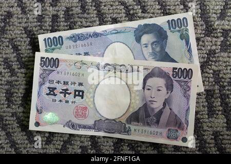 Zwei japanische Bargeldscheine in Höhe von 1000 und 5000 Yen in Tokio, Japan Stockfoto
