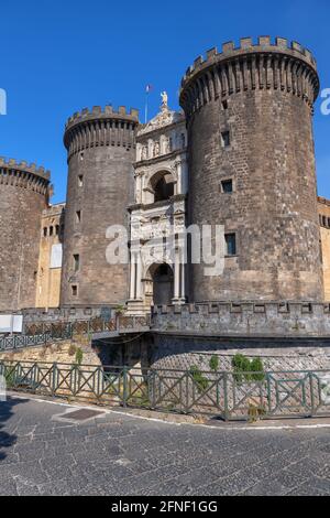 Neapel in Italien, Neue Burg (Castel Nuovo) oder Angevin Keep (Maschio Angioino), mittelalterliches Wahrzeichen der Stadt. Stockfoto