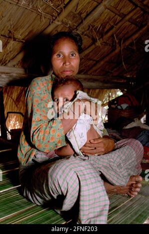 Eine Frau mit ihrem kleinen Kind, die von Militärs und pro-indonesischen Paramilitärs aus Lisadila vertrieben wurde. Zusammen mit etwa tausend anderen Dorfbewohnern fand sie Zuflucht in Sare. Die meisten Häuser in Lisadila und anderen Dörfern wurden niedergebrannt. Viele der Flüchtlinge waren noch immer schockiert und traumatisiert. Dorfbewohner, die versuchten, in ihre Häuser zurückzukehren, wurden auf sie geschossen. [Automatisierte Übersetzung] Stockfoto